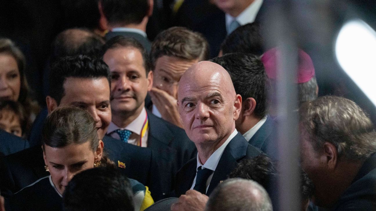 สหพันธ์ฟุตบอลอิตาลีถอนหนุน Gianni Infantino ก่อนเลือกตั้งประธาน FIFA เดือนมีนาคม รูปประกอบข่าวฟุตบอล