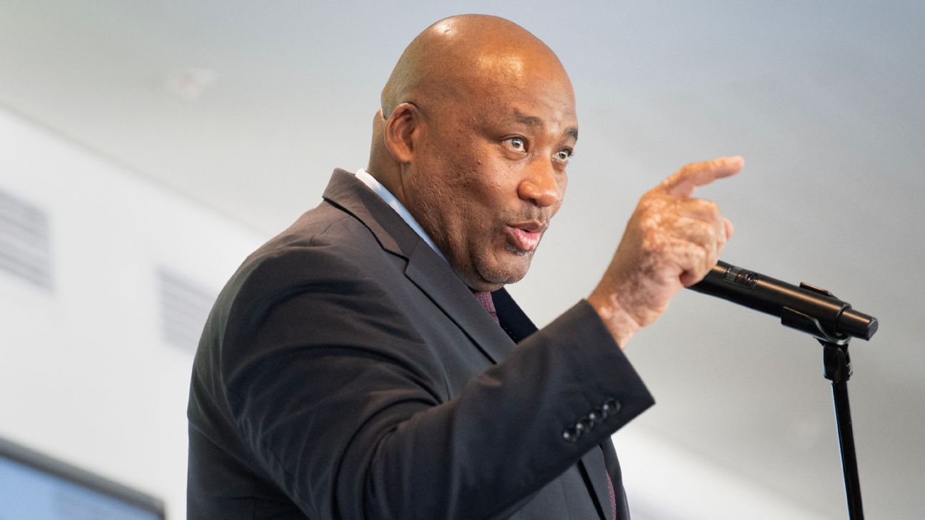 Gayton McKenzie ปราม SAFA เรื่อง VAR ใน PSL ปี 2026-27 และขอคืนเงินรัฐที่จ่ายไป รูปข่าวฟุตบอล