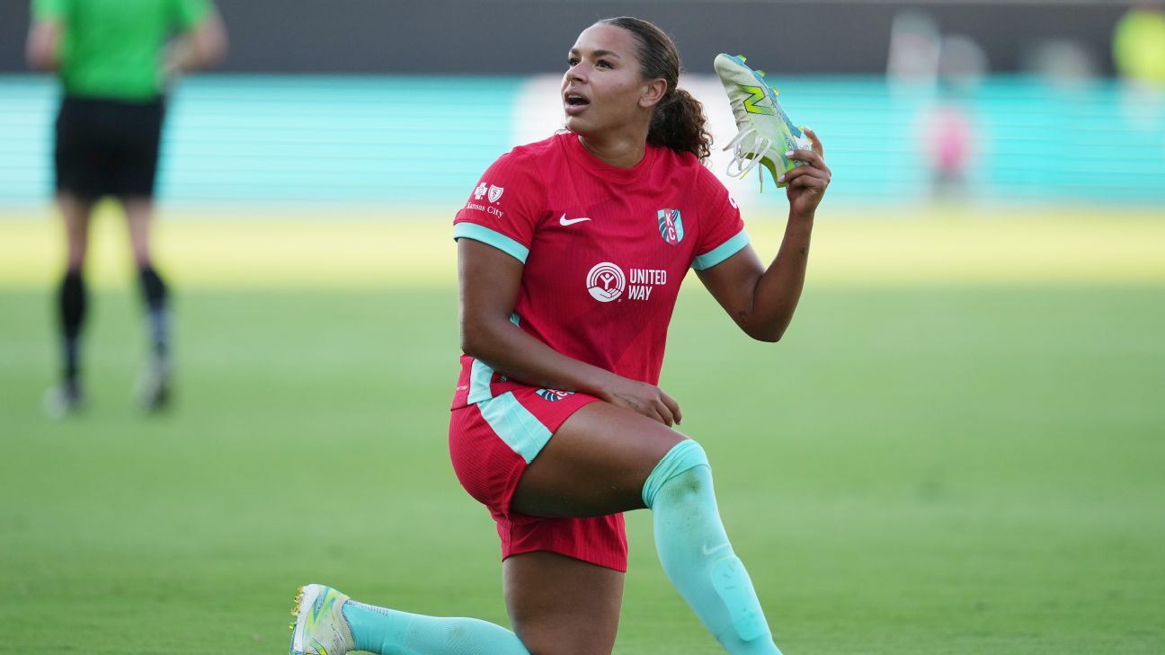 Michelle Cooper ชูรองเท้า New Balance หลังทำประตูให้ Kansas City Current