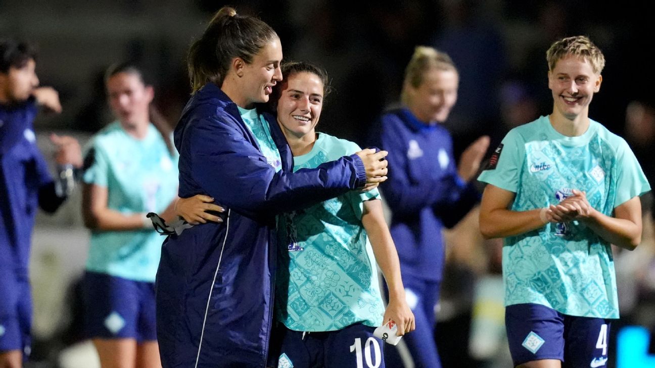 Alexia Putellas สวมปลอกแขนกัปตันทีม London City Lionesses ในเกมพบ Manchester United